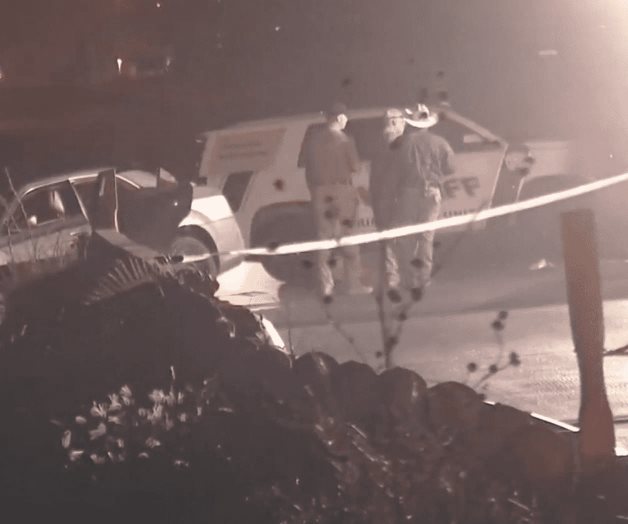 Sale de fiesta y la abaten