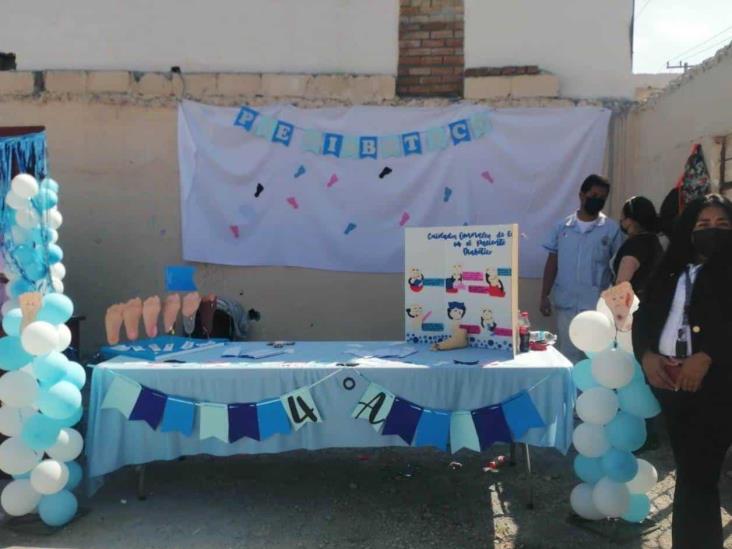 Realizan enfermeros feria de la Salud Realizan enfermeros feria de la Salud