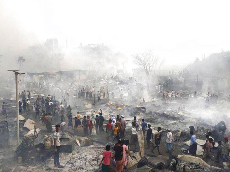 Estalla incendio en campamento de refugiados en Bangladesh Estalla incendio en campamento de refugiados en Bangladesh