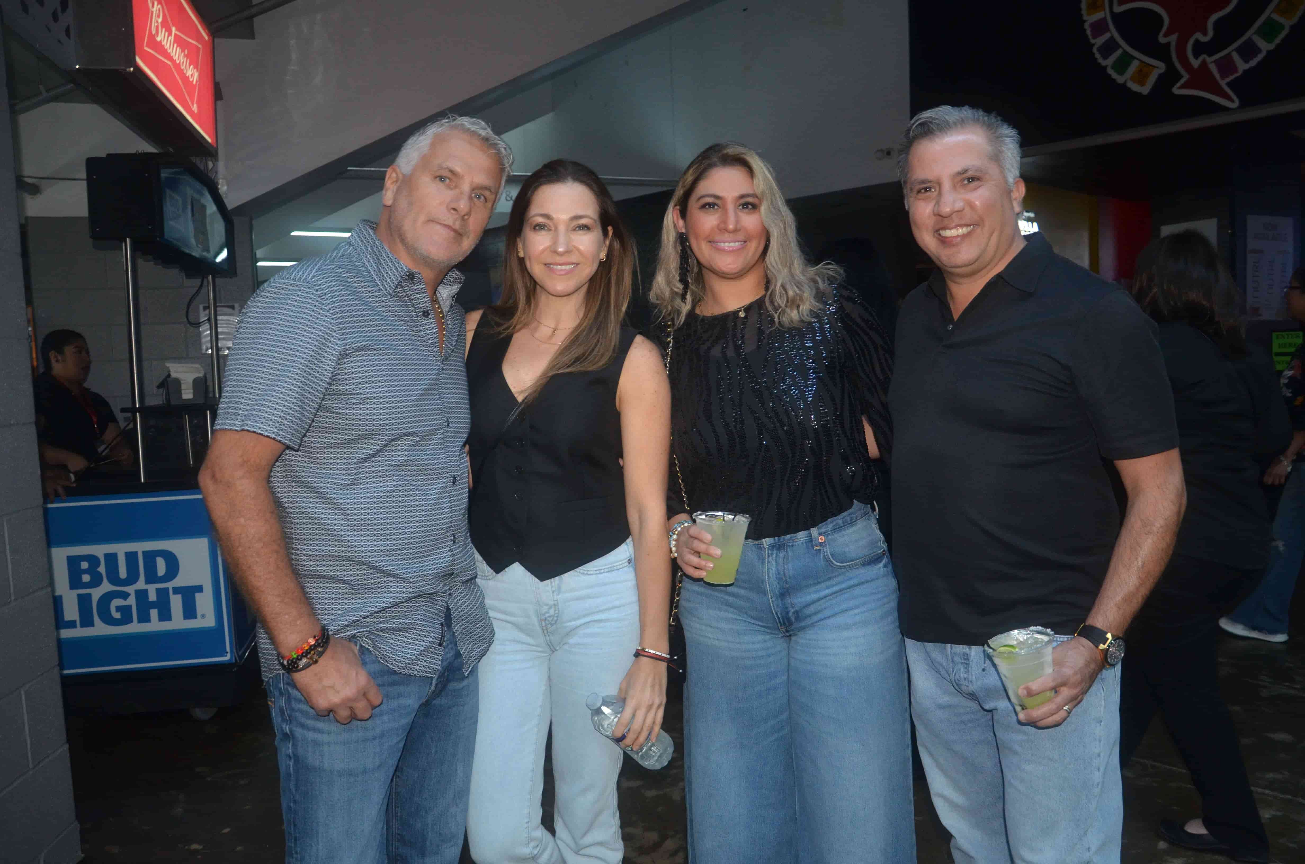 Héctor Soberón, Janet Durón, Erika y Bruno Lara.