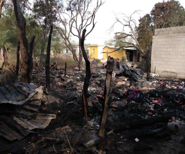Corto circuito deja a familia en la calle