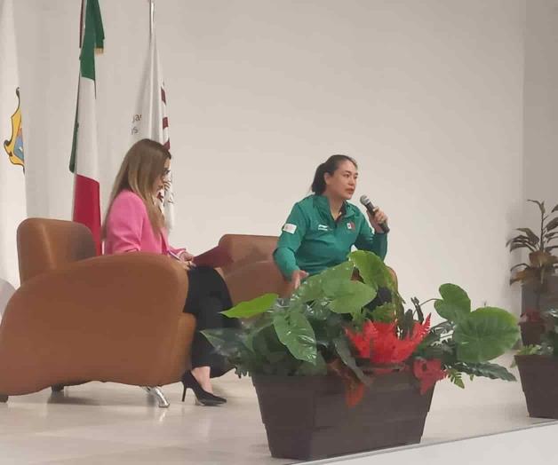 Boxeadora Ana Salas imparte conferencia