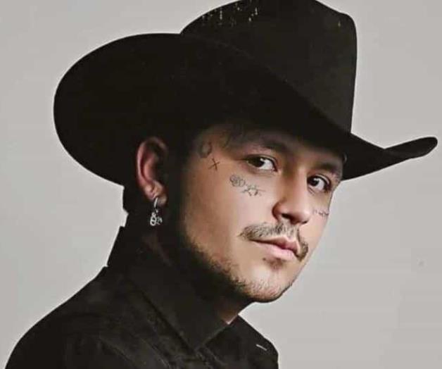 Christian Nodal cantan al oído a una mujer que no es Cazzu