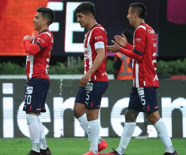 Jugador de Chivas festejó con paso de Medio Metro Jugador de Chivas festejó con paso de Medio Metro