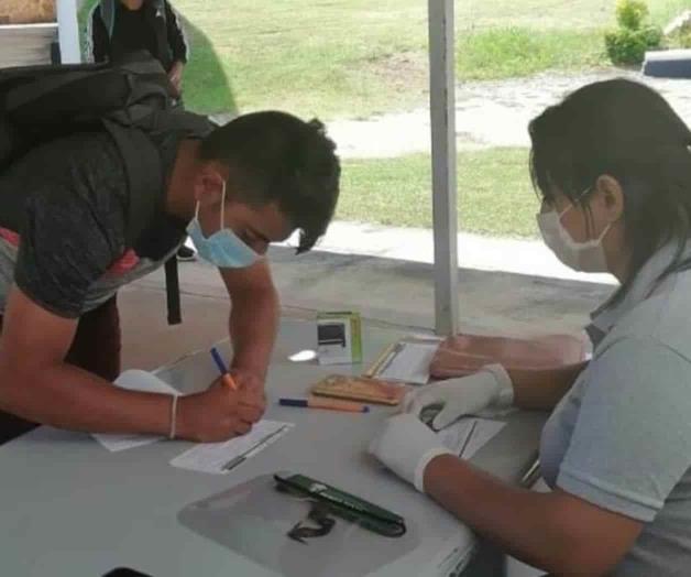 Reciben jóvenes la beca Benito Juárez