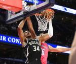 NBA reconsidera, le quita triple-doble a Antetokounmpo