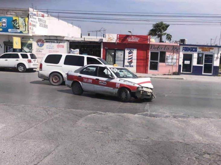Propinan golpiza a taxista que trata de huir de choque Propinan golpiza a taxista que trata de huir de choque