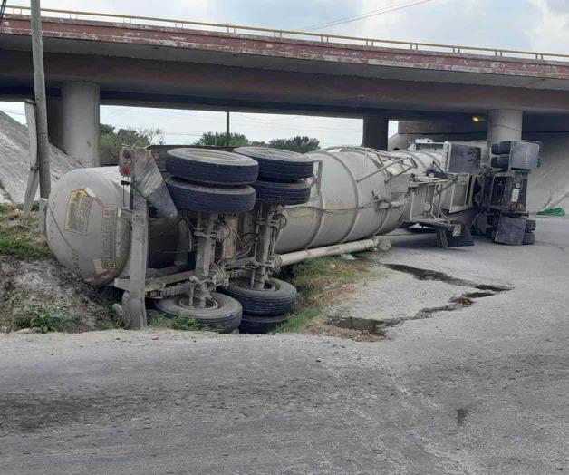 Vuelca pipa; derrama material peligroso sobre la carretera
