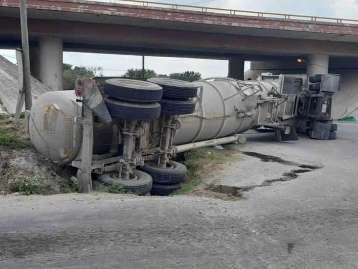 Vuelca pipa; derrama material peligroso sobre la carretera Vuelca pipa; derrama material peligroso sobre la carretera