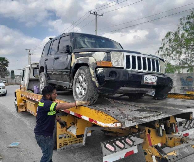 Se estrella contra el poste luego de volcar Se estrella contra el poste luego de volcar