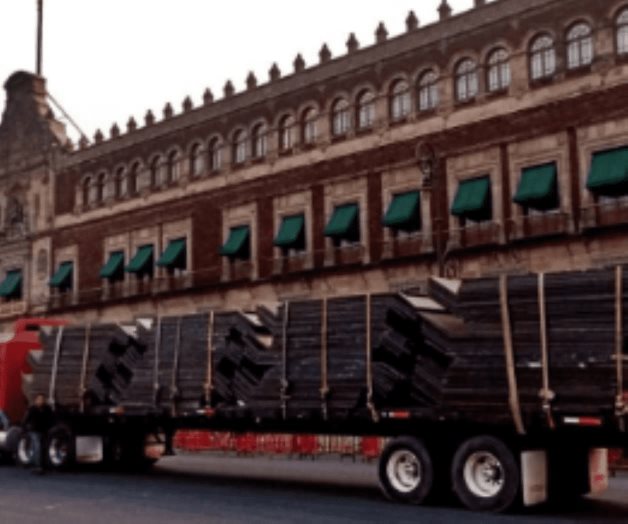 Llegan vallas metálicas a PN en víspera de marcha de mujeres Llegan vallas metálicas a PN en víspera de marcha de mujeres