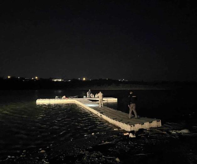 Rescatan a hombre en bote varado en el lago