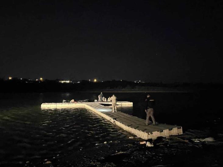 Rescatan a hombre en bote varado en el lago Rescatan a hombre en bote varado en el lago