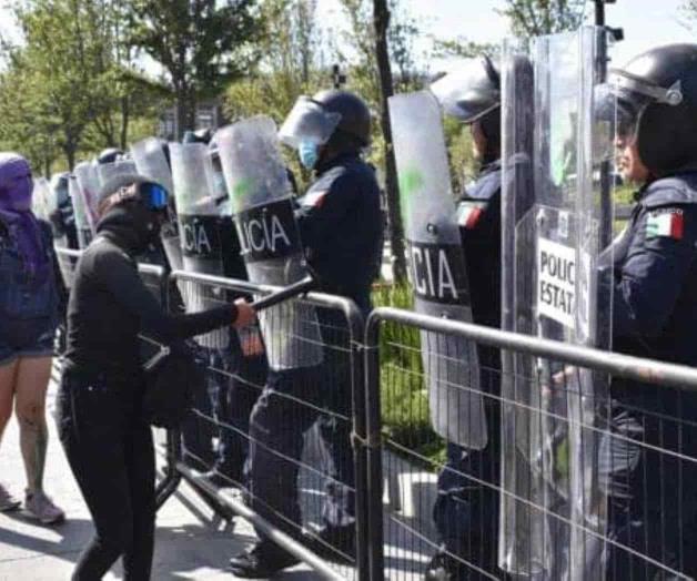 Feministas pintan a policías en Edomex; se disculpan y las limpian