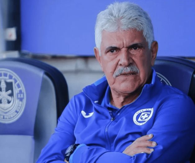 Tuca Ferretti mete en problemas al estadio Azteca por fumar en juego