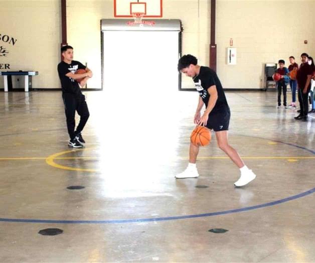 Enseñan habilidades y técnicas de baloncesto Enseñan habilidades y técnicas de baloncesto