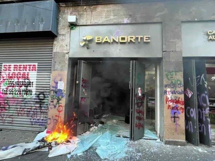 Pintan vallas por violencia; realizan decomisos Pintan vallas por violencia; realizan decomisos