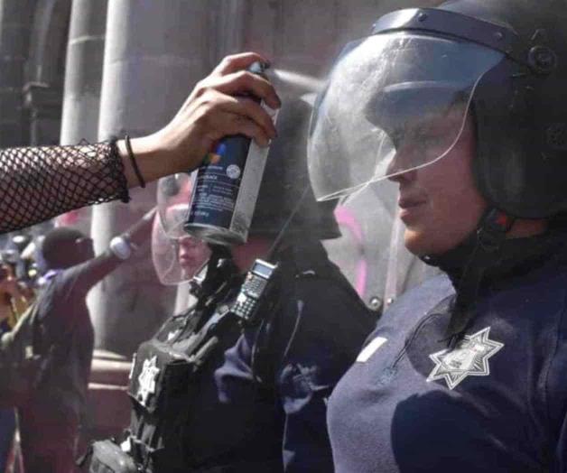 Feministas retiran vallas del palacio de Gobierno del Edomex