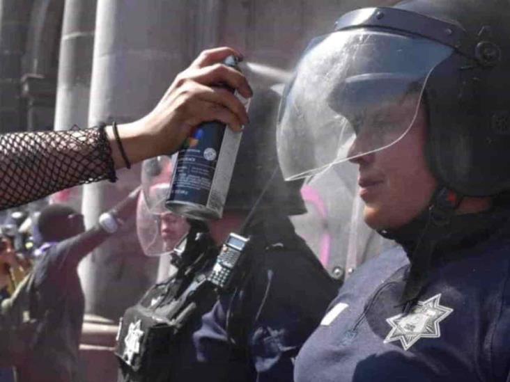 Feministas retiran vallas del palacio de Gobierno del Edomex Feministas retiran vallas del palacio de Gobierno del Edomex