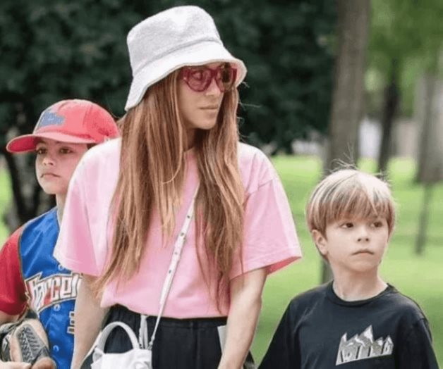 Shakira viaja con sus hijos para ver a Bizarrap