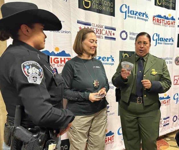 Exhorta a las féminas ingresar a las policías