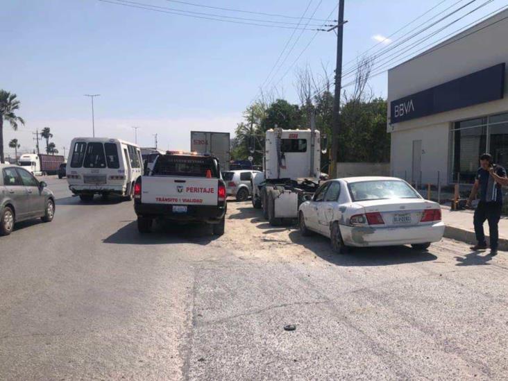 Causa accidente al invadir el carril Causa accidente al invadir el carril