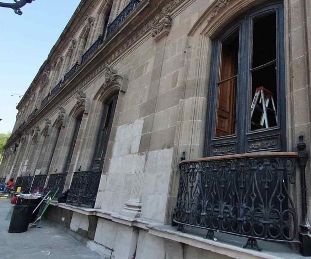 Reponen ventanas en Palacio de Gobierno