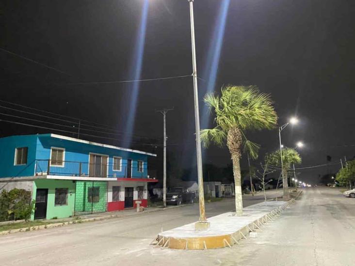 Iluminan avenida luego de 10 años Iluminan avenida luego de 10 años