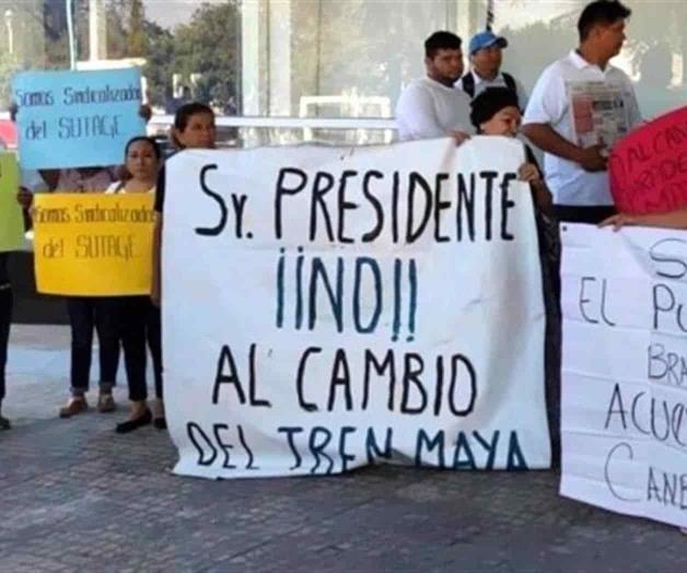 Reciben a AMLO con protesta por Tren Maya en QR