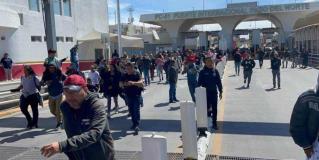 Toman migrantes Puente internacional Paso del Norte de Juárez a El Paso, Texas