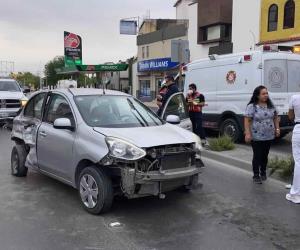 Se pasa el alto y choca