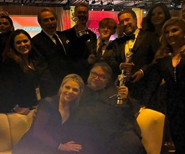 Guillermo del Toro se enfiesta por el Oscar