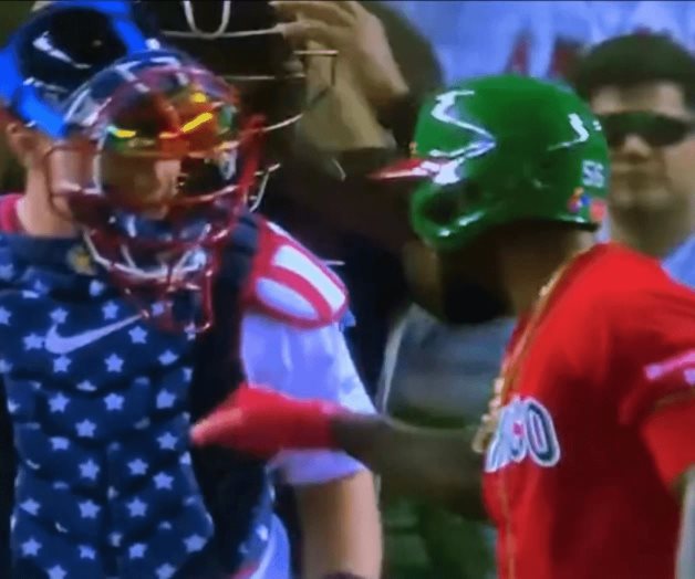 Catcher de Estados Unidos niega saludo a pelotero mexicano Catcher de Estados Unidos niega saludo a pelotero mexicano