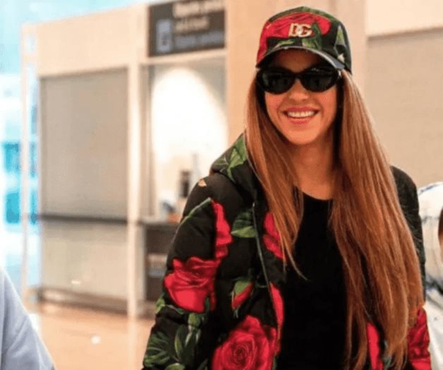 Le gusta viajar con costoso look