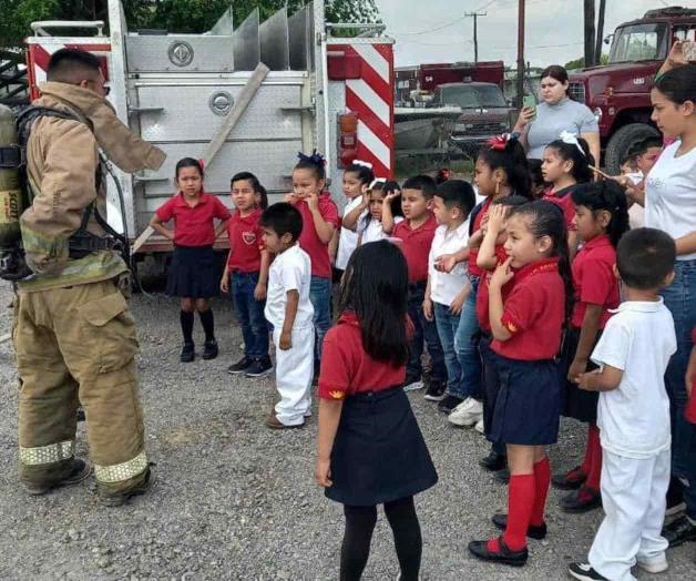 Visitan niños a bomberos