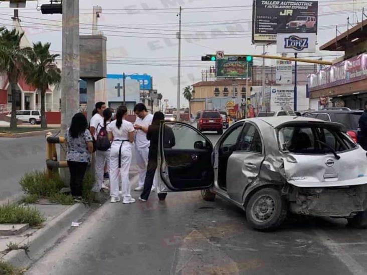 Se pasa el alto y choca Se pasa el alto y choca