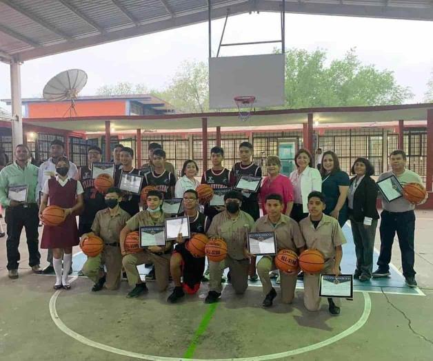 Premian a jóvenes basquetbolistas