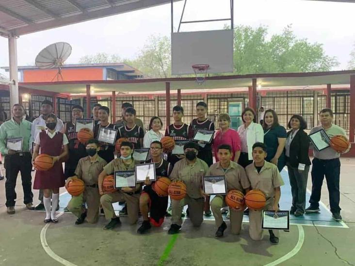Premian a jóvenes basquetbolistas Premian a jóvenes basquetbolistas