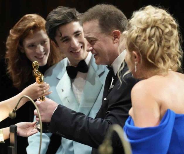 Tras su Oscar, Brendan Fraser va bar con su hijo y conviven allí Tras su Oscar, Brendan Fraser va bar con su hijo y conviven allí