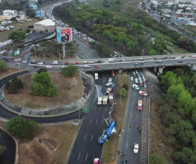 Cierran Constitución por volcadura de tráiler