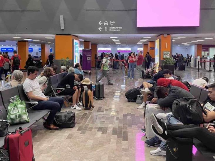 Más de 600 personas pasan la noche en el Aeropuerto Más de 600 personas pasan la noche en el Aeropuerto