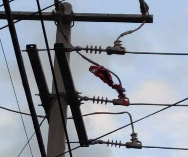 Explota un transformador, lo atribuyen a globo de helio