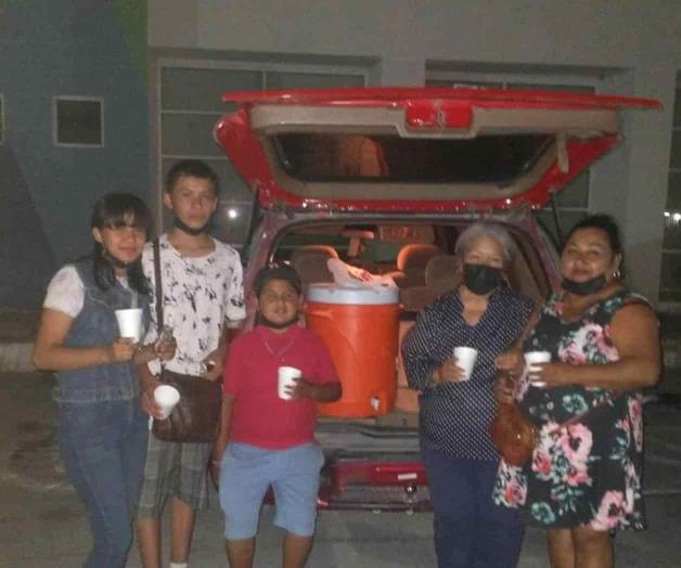 Reparten café y pan en hospital