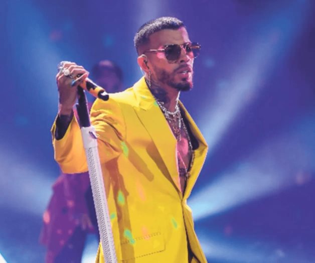 Le lanzan celular a Rauw Alejandro en concierto Le lanzan celular a Rauw Alejandro en concierto