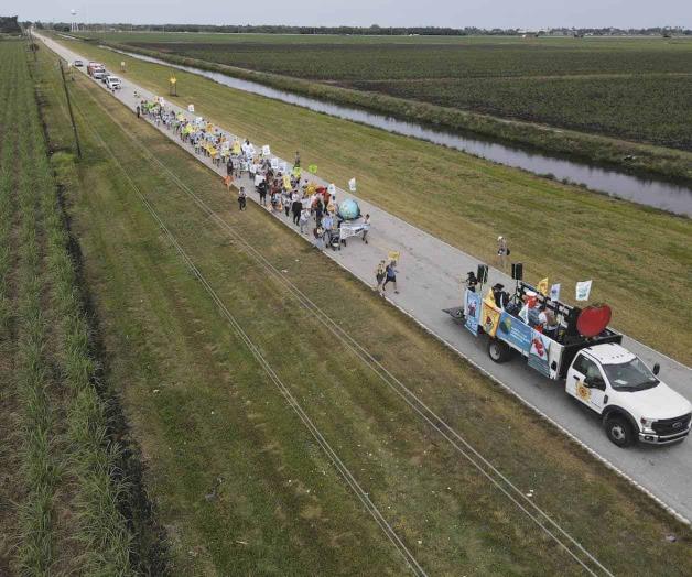 Marchan jornaleros por mejores salarios