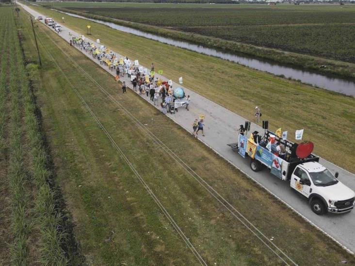 Marchan jornaleros por mejores salarios Marchan jornaleros por mejores salarios