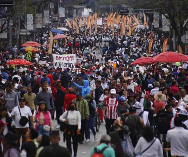 Le llena Morena el Zócalo a AMLO con acarreo