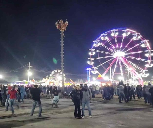 Roban automóvil afuera de la feria