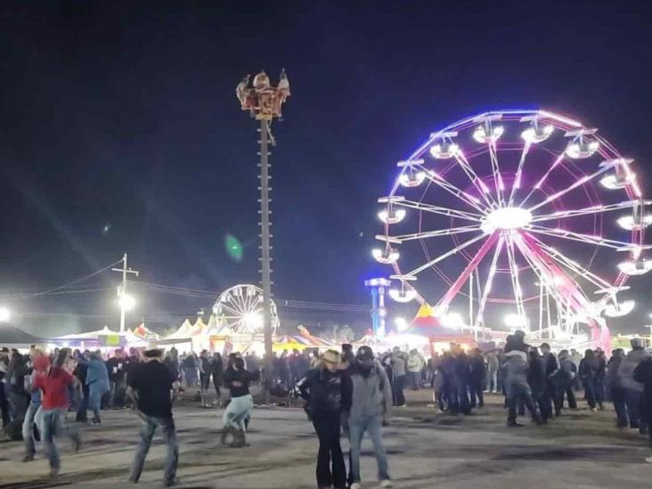 Roban automóvil afuera de la feria Roban automóvil afuera de la feria
