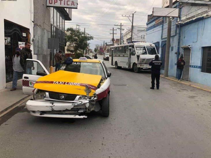 Provoca choque al pasarse el alto: Taxi destrozado